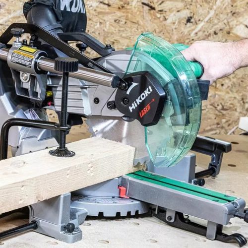 HiKOKI potezna pila C8FSHG-WAZ 216 mm 1100W u upotrebi pri preciznom poprečnom i kosom rezanju drvenih letvi, greda i dasaka