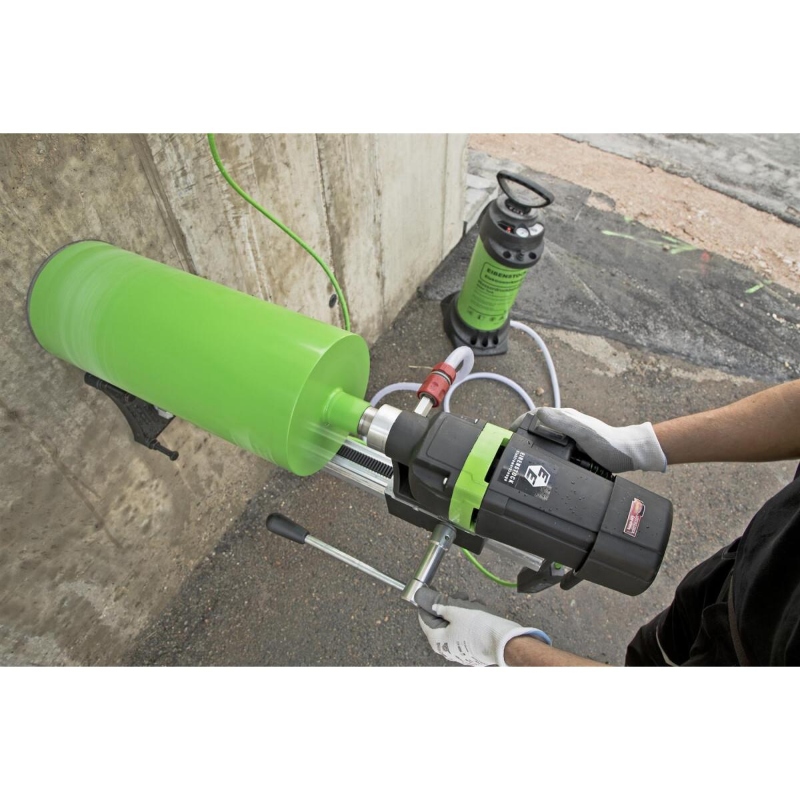Eibenstock DB 201 krunska bušilica snage 2500 W sa stalkom u upotrebi, profesionalno dijamantsko bušenje otvora prečnika do 200 mm u betonu i građevinskim materijalima
