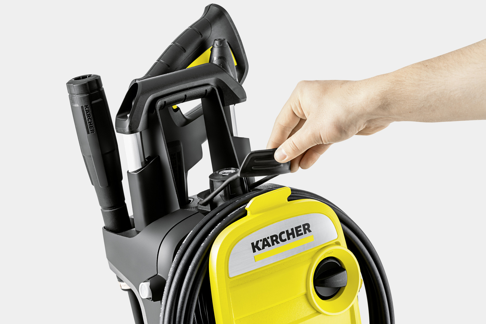 Zumirani prikaz Karcher visokotlačnog perača K5 COMPACT 1.630-750.0 sa detaljima kućišta, priključaka i kvalitetne izrade