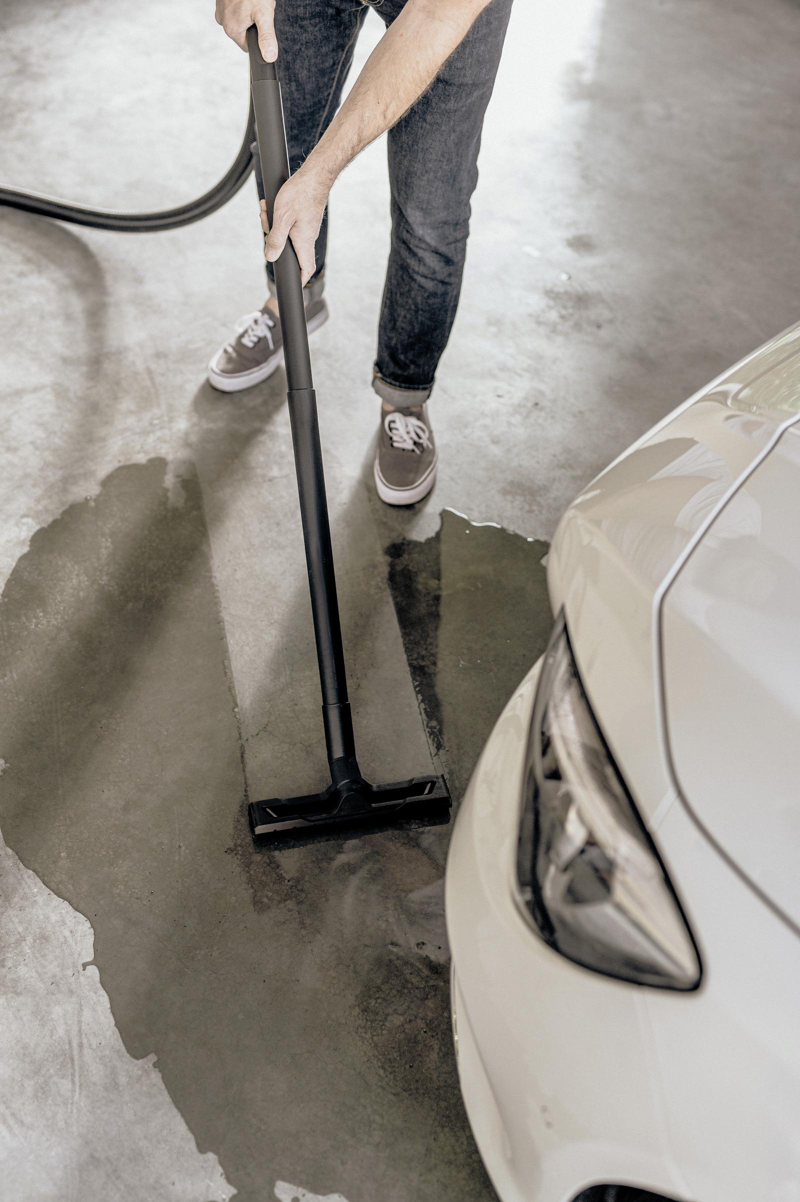 Karcher usisivač WD3 V-15/4/20 YYY EU 1.628-104.0 u upotrebi pri suvom i mokrom usisavanju radionice, garaže i građevinskog otpada