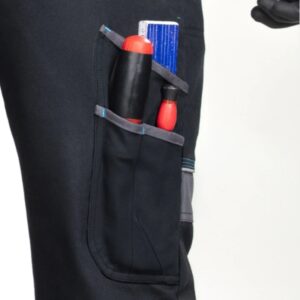 Ardon COOL TREND H8968/56 crne radne farmer hlače sa tregerima sa detaljnim prikazom funkcionalnog džepa za alat i pribor.