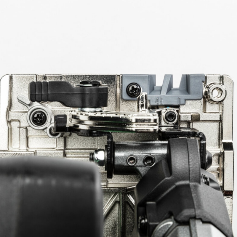 Hikoki C1806DB-W4Z 18V aku cirkular SOLO HITBOX sa zumiranim prikazom zaštitnog poklopca, vodilice i detalja mehanizma za precizno rezanje.