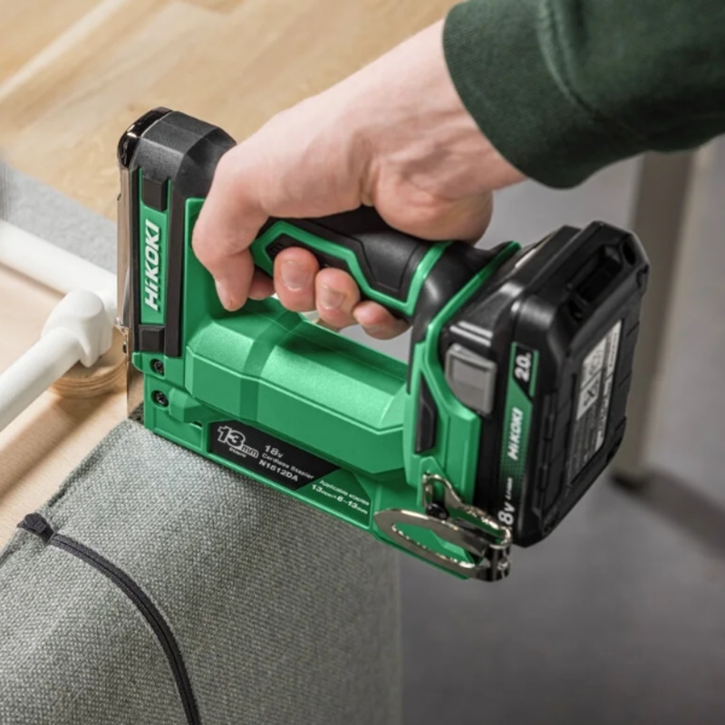 Hikoki N1812DA-W4Z SOLO aku klamerica u upotrebi prilikom pričvršćivanja tkanina, folija, izolacije i drugih materijala.