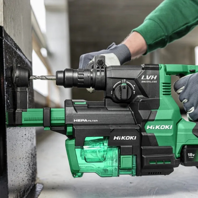 Druga fotografija HiKOKI akumulatorske brusilice G1813DVE-W2Z SOLO promjera 125 mm sa regulacijom brzine u upotrebi pri brušenju metala