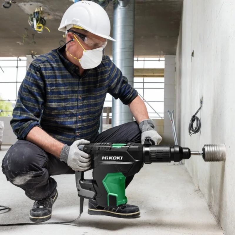 HiKOKI bušaći čekić DH52MA-WSZ SDS-Max 1500W sa udarnom snagom 15,5 J u upotrebi sa SDS-Max nastavkom pri profesionalnom bušenju i štemovanju betona