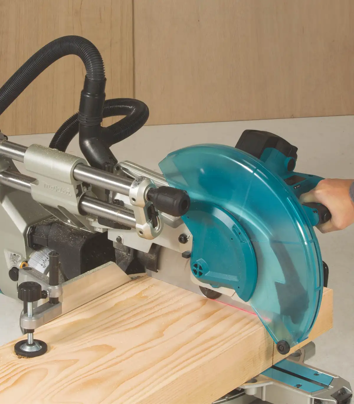 Makita – Potezno-nagibna pila LS1219L