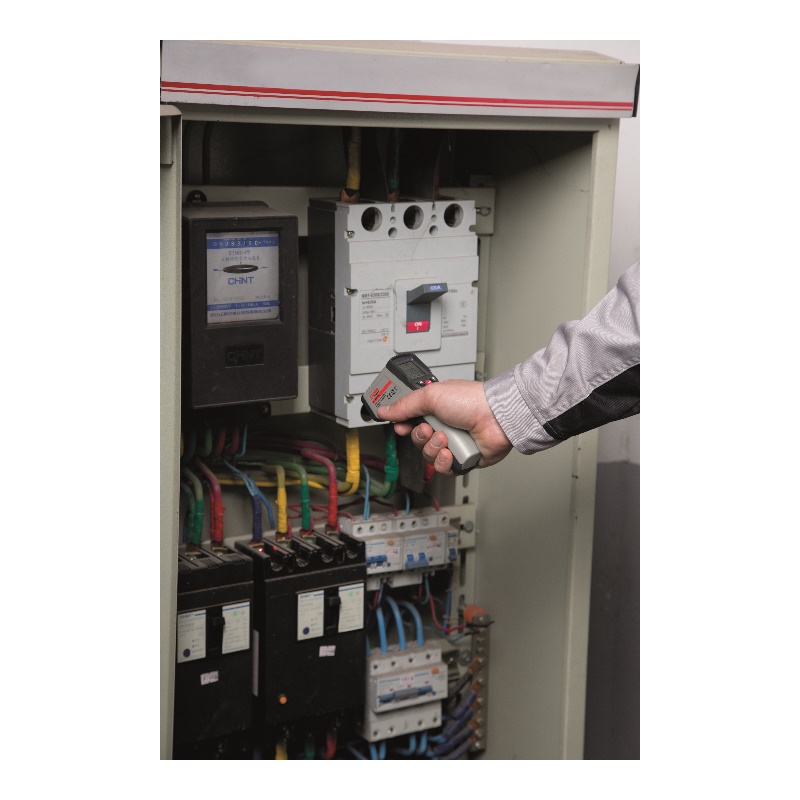 Crown infracrveni laserski termometar CT44037 - prikaz termometra u upotrebi tokom beskontaktnog mjerenja temperature