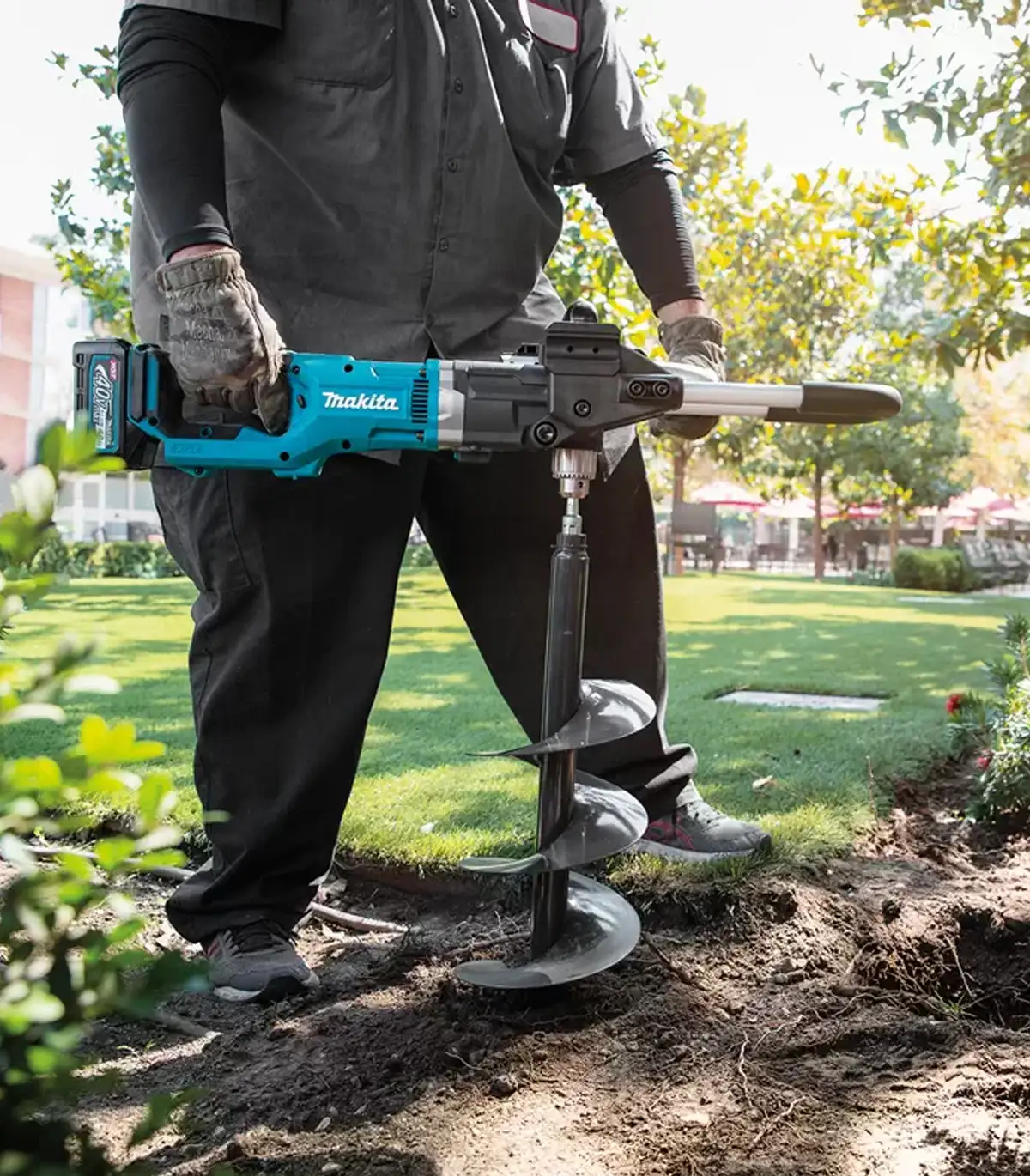 XGT Makita 40V – Akumulatorski bušač za zemlju u setu sa baterijom 4.0 Ah i brzim punjačem 40V XGT DG001GM105