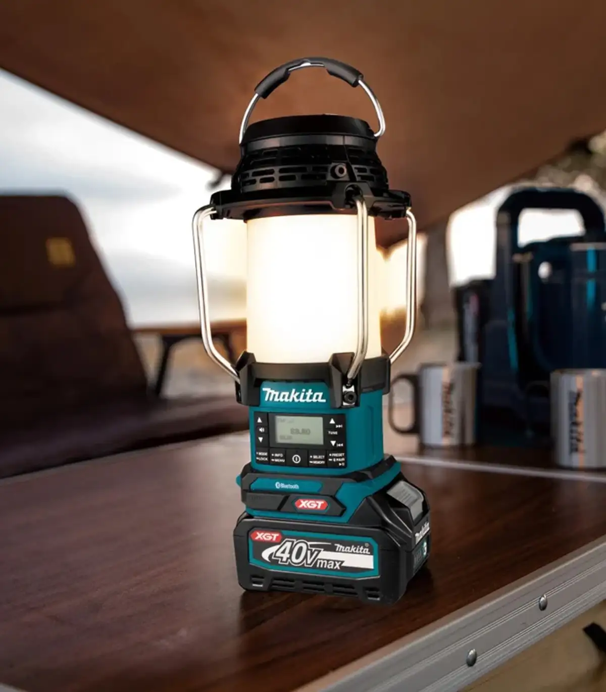 XGT Makita 40V – Akumulatorski radio + svjetiljka lampa 2u1 40V XGT MR009GZ