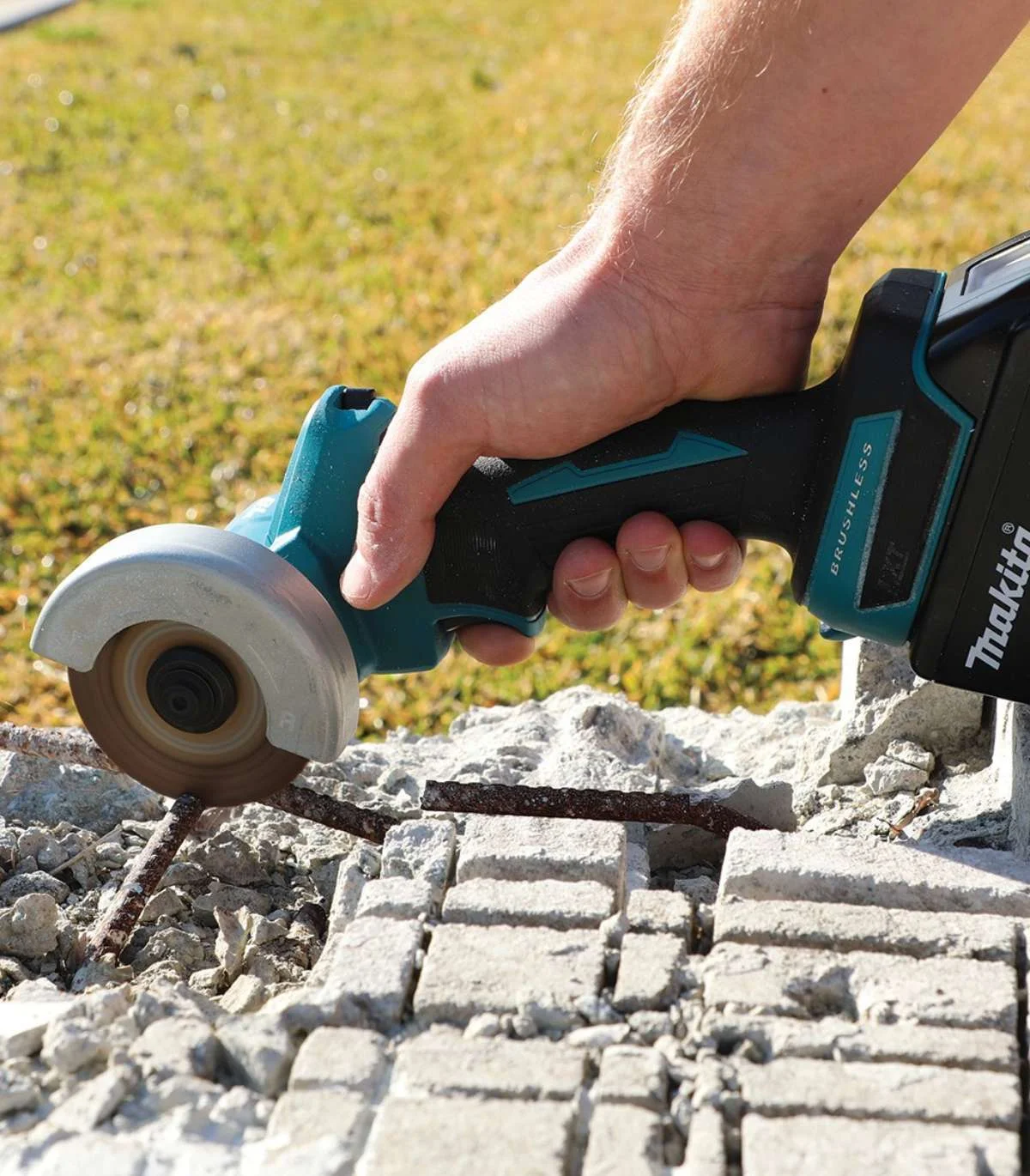 Makita – Akumulatorski kompaktni rezač DMC300Z SOLO